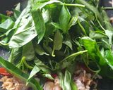 Foto langkah ke 4 dari resep Cah Kangkung Udang Cirebon.