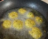 A picture of step 5 of Moong Dal Vada.
