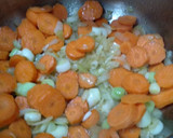 Foto del paso 2 de la receta: Pollo guisado en salsa