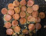 صورة لخطوة 1 من وصفة بيض بالنقانق 🍳