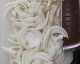 Foto del passaggio 1 della ricetta Spaghetti tonno e cipolla 🌷