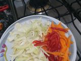 Milanesa de soja con guarnición de vegetales, arroz y fideos