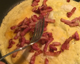 Foto del paso 6 de la receta: Tortilla francesa con bacon y queso en polvo