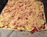Foto del paso 4 de la receta: Pizza de hojaldre con calabacín y salchichas