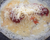 Foto del paso 3 de la receta: Tortilla de tomate frito con queso 