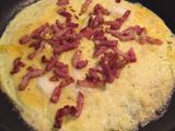 Tortilla francesa con bacon y queso en polvo