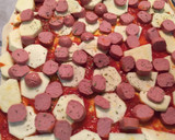 Foto del paso 2 de la receta: Pizza de hojaldre con calabacín y salchichas