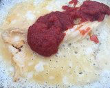 Foto del paso 2 de la receta: Tortilla de tomate frito con queso 