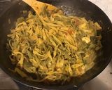 Une image de l'étape 3 de Fettuccines bicolores aux poireaux, bouillon de gambas, crème et persil (one pot pasta).