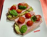Foto del paso 4 de la receta: Tostas con crema de aguacate y queso, jamón york y cherries