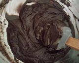 Gambar langkah 3 resipi Chocolate, Peanut Butter, Pistachio & Date Bark.