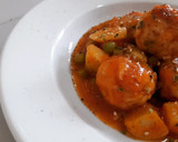 Foto del paso 8 de la receta: Albóndigas de merluza en salsa con patatas y guisantes