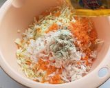 Gambar langkah 1 resipi Coleslaw.