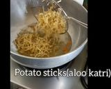 A picture of step 2 of Mix Makhana namkeen.