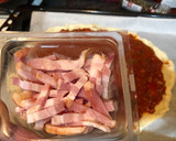 Foto del paso 1 de la receta: Pizza con salsa napolitana bacon, jamón dulce y huevos de codorniz