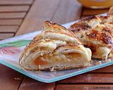 Foto del paso 3 de la receta: Trenza de hojaldre caramelizada de membrillo, queso de cabra y cebolla endulzada 