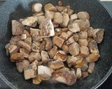 Foto del paso 4 de la receta: Alubias con boletus en olla lenta