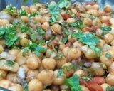 A picture of step 8 of Chat patti channa chaat.