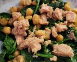Foto del paso 2 de la receta: Revuelto de espinacas, con garbanzos, huevo, atún y pasas