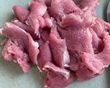 รูปขั้นตอนการทำที่ 1 ของ หมูทอดขมิ้นกระเทียม🫚🧄