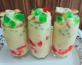 A picture of step 8 of Mango flavour fruit and jelly custard.