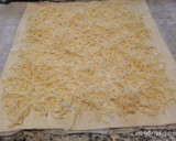 Foto del paso 4 de la receta: Palmeritas de hojaldre con mortadela y queso