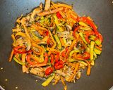 Ázsiai kacsacomb wokban pirított zöldségekkel és rizstésztával recept fázis 2 fotója