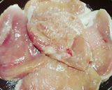 Foto del passaggio 2 della ricetta Petto di pollo speziato con pomodorini, olive e pinoli tostati