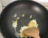 รูปขั้นตอนการทำที่ 2 ของ ข้าวผัดแหนมไข่ (ง่ายๆ)