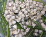 Hình bước làm 4 của món Canh Hẹ Nấu Hến