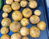 Une image de l'étape 6 de Champignons bruns marinés grillés au citron, persil et curcuma.
