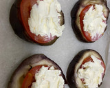 Foto del paso 1 de la receta: Berenjena con queso Philadelphia, miel y piñones