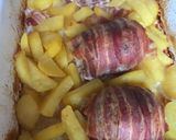 Baconbe göngyölt sertés szelet tojással töltve, vele sült burgonyával recept fázis 4 fotója