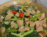Foto langkah ke 3 dari resep Tumis sawi bakso ala anik.