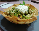 Foto del paso 6 de la receta: Ensalada de pollo con aguacate en canasta de tortitas