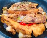 Hình bước làm 5 của món Cá hồng Nhật kho tộ