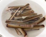 Foto del paso 1 de la receta: Langostinos con navajas
