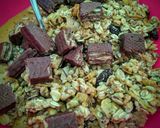 Foto del paso 4 de la receta: Budín de granola con galletas de chocolate bañado en leche conde