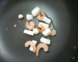 A picture of step 5 of Seafood Mix Salt Yakisoba.