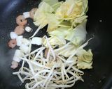 A picture of step 6 of Seafood Mix Salt Yakisoba.
