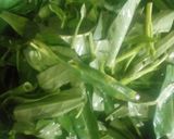 Foto langkah ke 1 dari resep Tumis kangkung saos tiram.