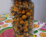 Foto del paso 2 de la receta: Flores de manzanilla de mahón desecadas
