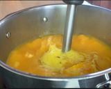 Foto del paso 6 de la receta: Crema de calabaza, langostinos y huevo mollet