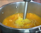 Foto del paso 6 de la receta: Crema de calabaza, langostinos y huevo mollet