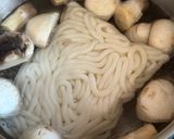 Une image de l'étape 1 de Soupe de nouilles Udon aux œufs et aux champignons de Paris.