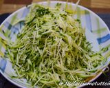 Foto del passaggio 3 della ricetta Seppioline in umido con insalata di zucchine