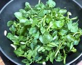 Hình bước làm 2 của món 🌱 Cải Xoong Xào Cà Chua (Vegan)