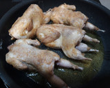 Foto del paso 1 de la receta: Guiso de codornices con champis (olla rápida)