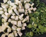 Foto del passaggio 2 della ricetta Pasta con pesto di zucchine e menta