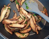 Foto del paso 3 de la receta: Guiso de patatas con setas shiitake y jamón